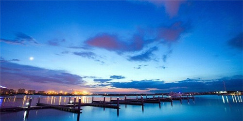 前郭尔罗斯蒙古族自治县酸菜鱼开店是加盟还是自营好，在前郭尔罗斯蒙古族自治县开鱼言学加盟店竞争大吗